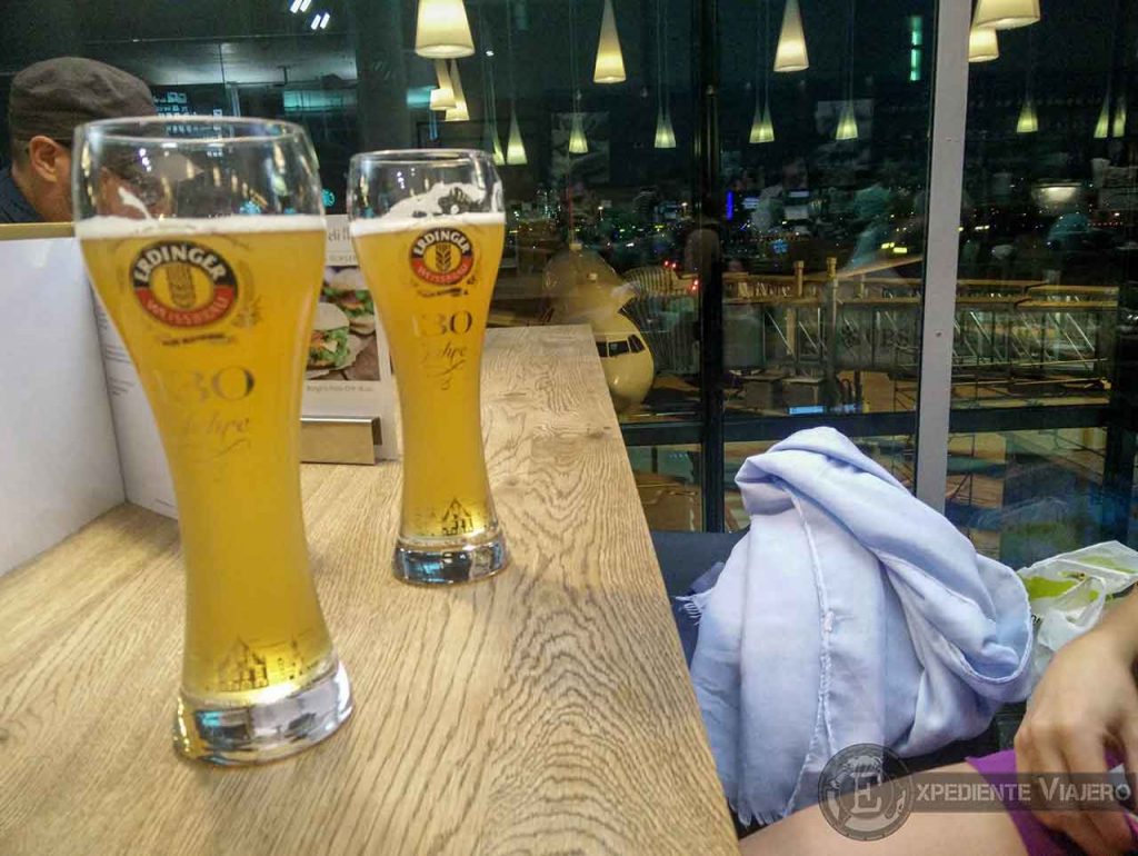 Tomando cervezas en el aeropuerto de Zúrich
