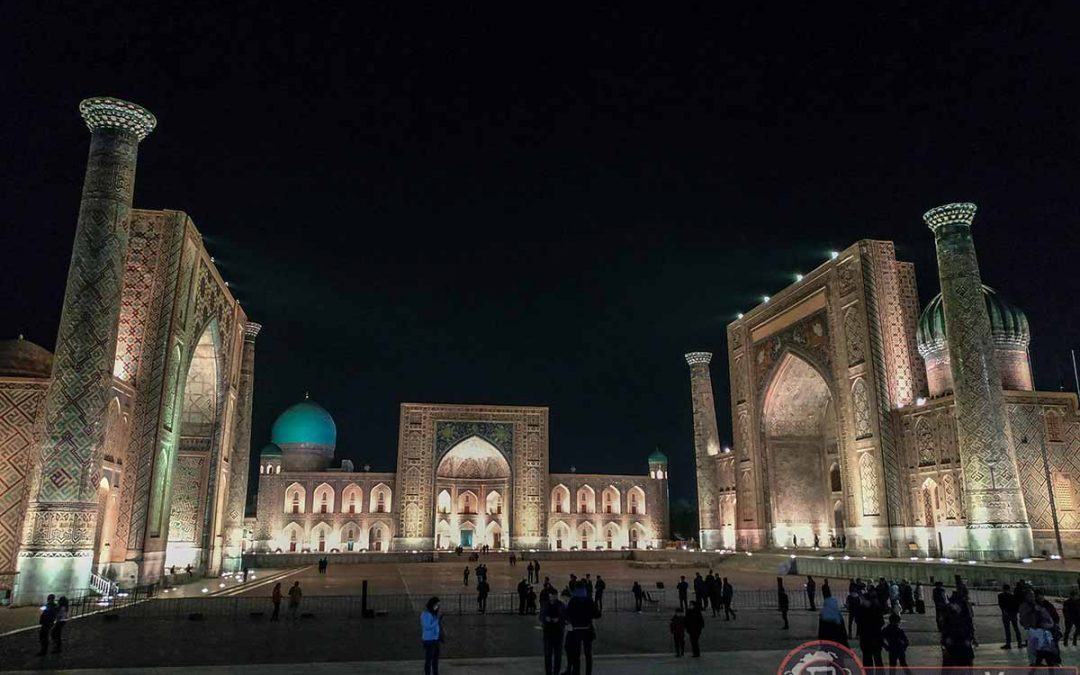 La ciudad de Samarcanda de noche