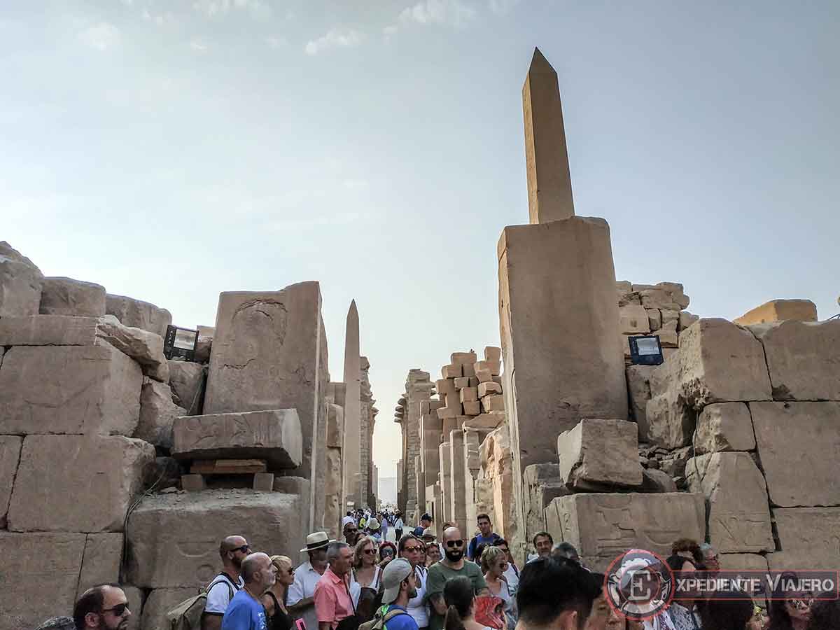 Templo de Karnak con los obeliscos al fondo