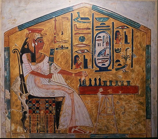 Nefertari jugando al Semet