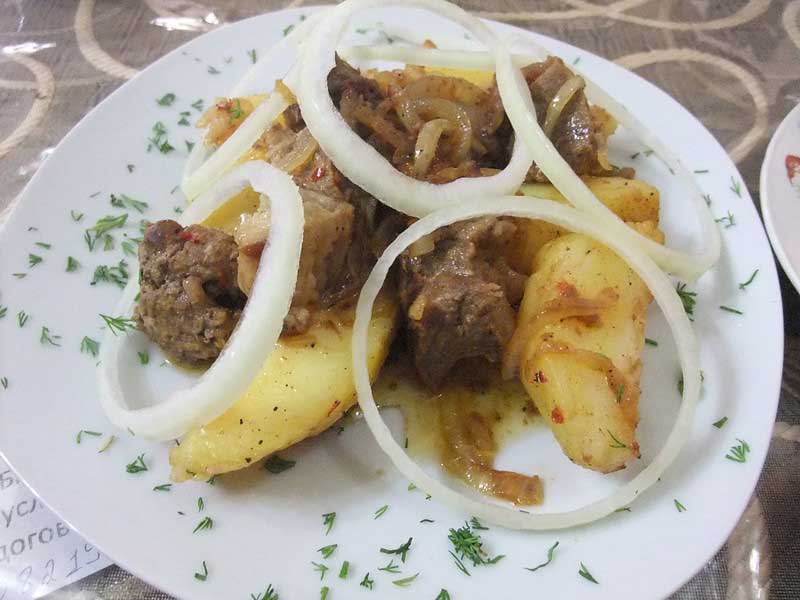 Kuirdark (o kuurdak), comida típica de Kazajistán