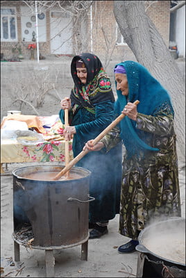 Sumalak en la comida de Uzbekistán