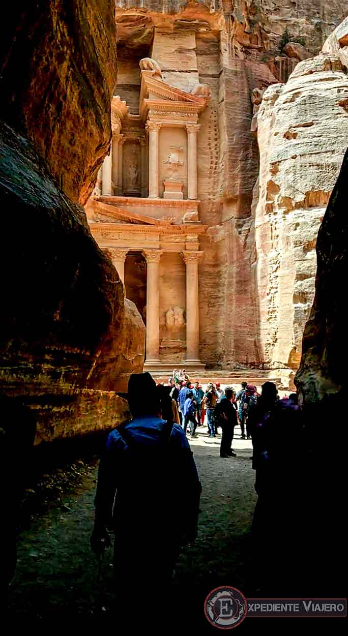 El Tesoro asomando desde el Siq antes de la subida al Monasterio de Petra