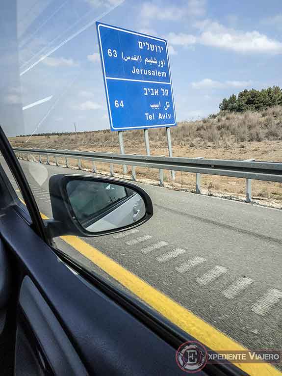 Carretera camino a Jerusalén después de visitar la fortaleza de Masada en Israel