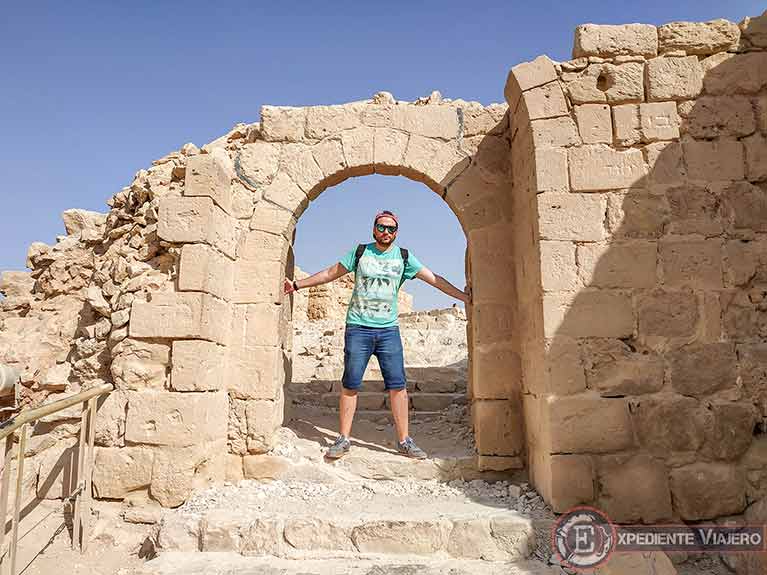 Puerta bizantina al visitar la fortaleza de Masada en Israel