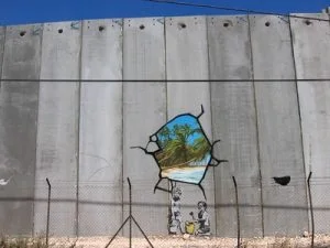 Grafiti de Banksy en el muro de Belén