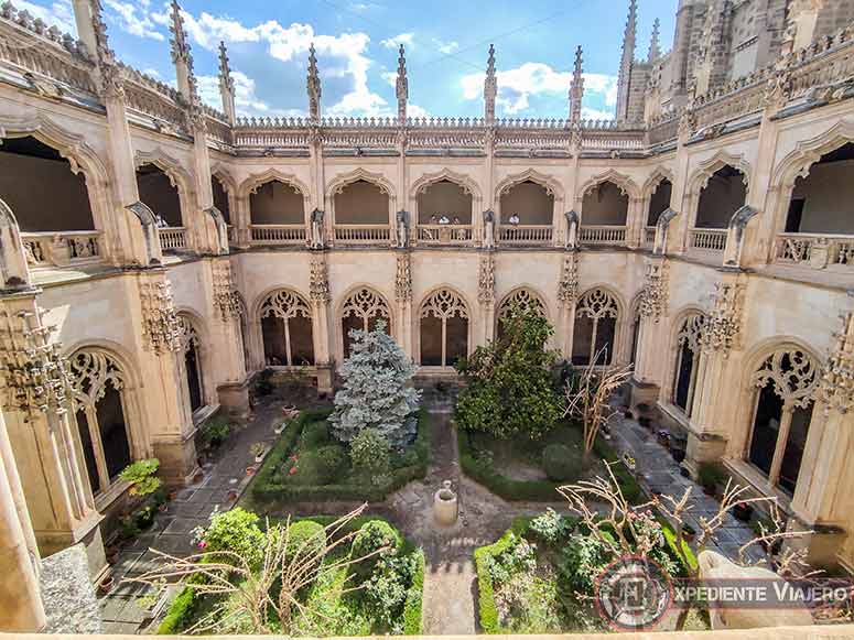 Jardín del claustro de San Juan de los Reyes en Toledo