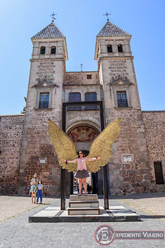 Alas en el patio interior de la Puerta Bisagra