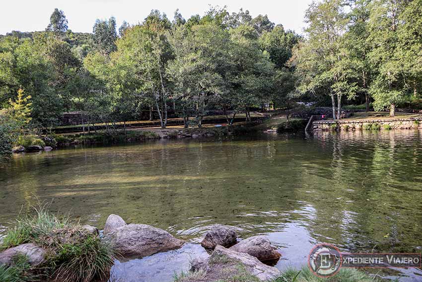 Darse un chapuzón en la playa fluvial de Maceira
