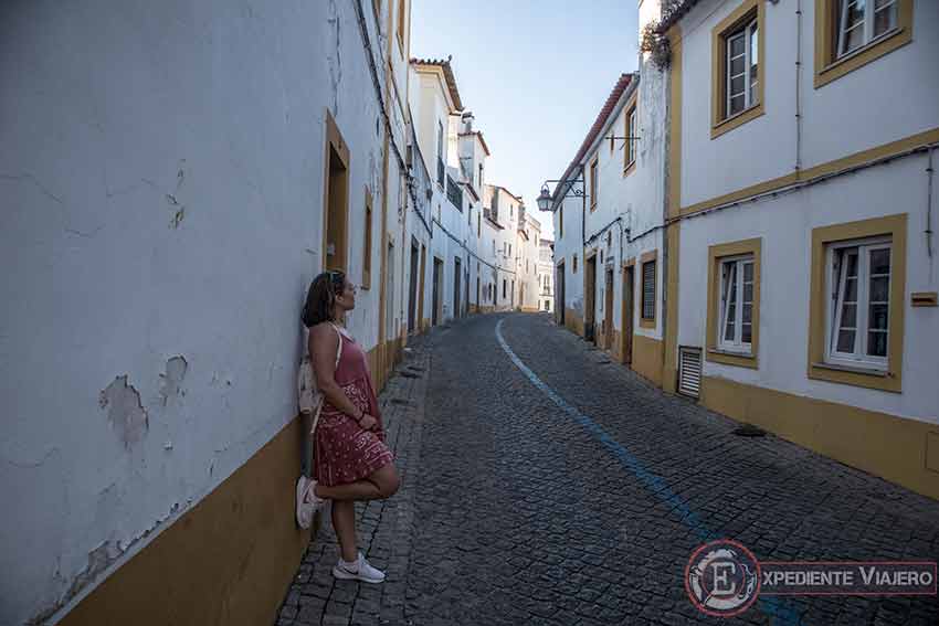 Qué ver en Évora: pasear por sus calles de casitas blancas