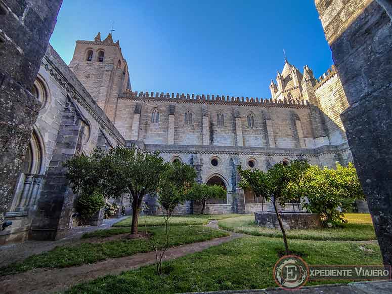El claustro de la catedral, una de las cosas más importantes que ver en Évora