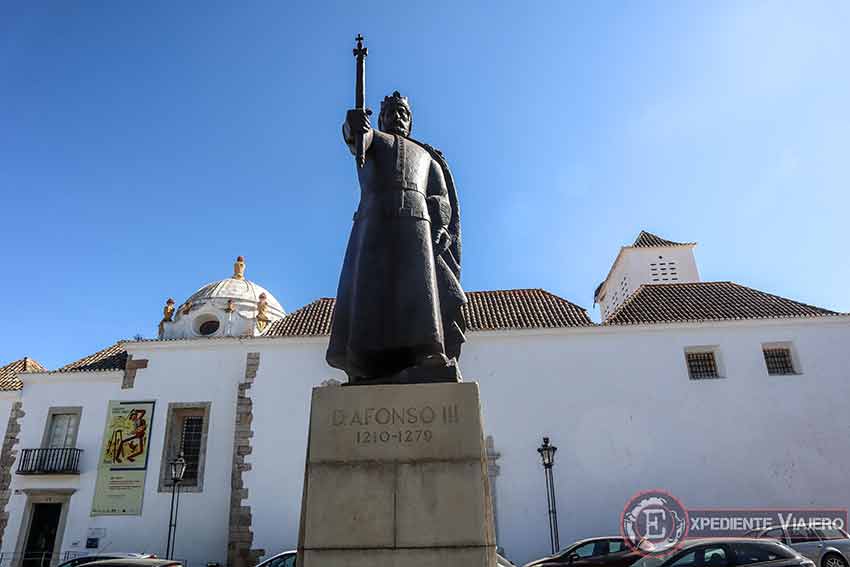 Qué hacer en Faro: Estatua de Alfonso III frente al Museo Municipal de Faro