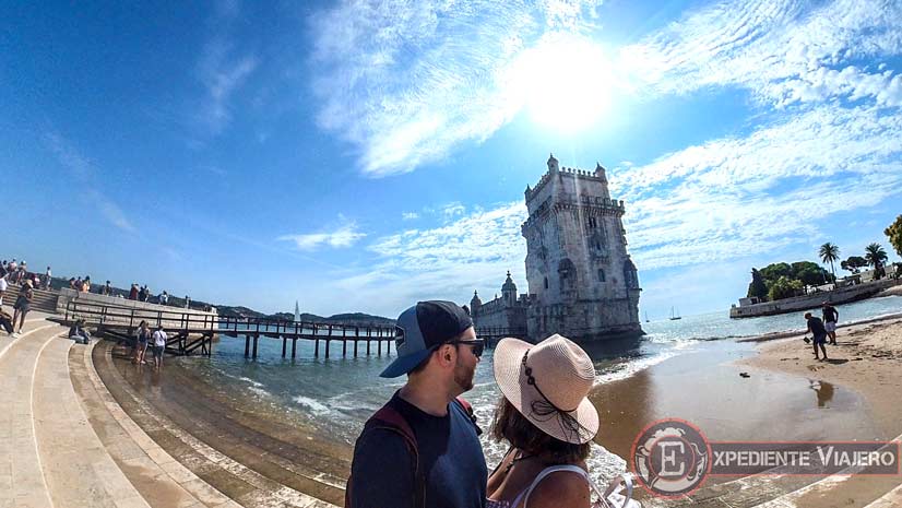 Posando en una panorámica en la Torre de Belém