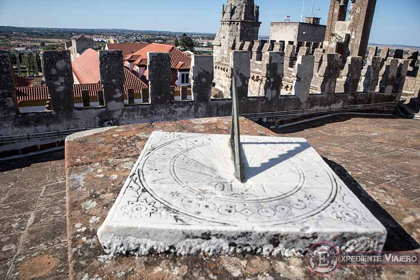 Reloj de sol en la Catedral de Évora