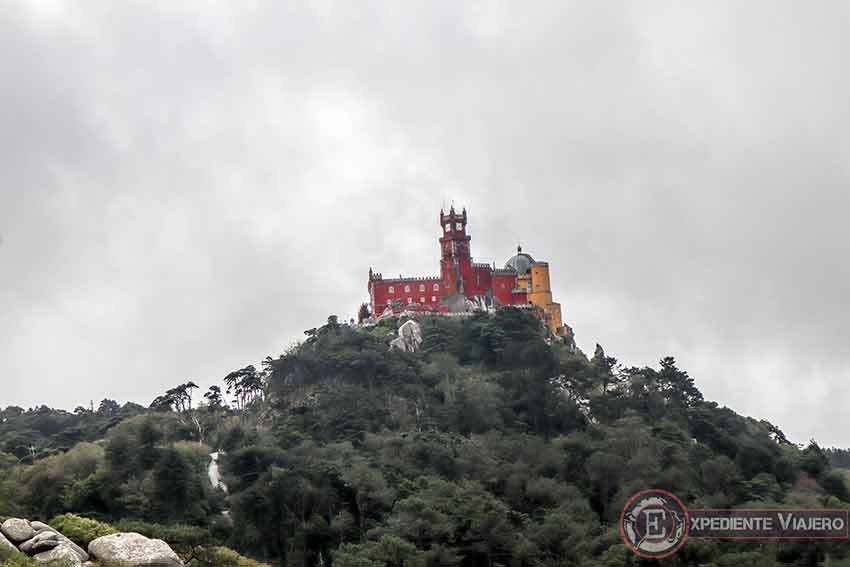 Vista del Palacio da Pena desde el Castelo dos Mouros