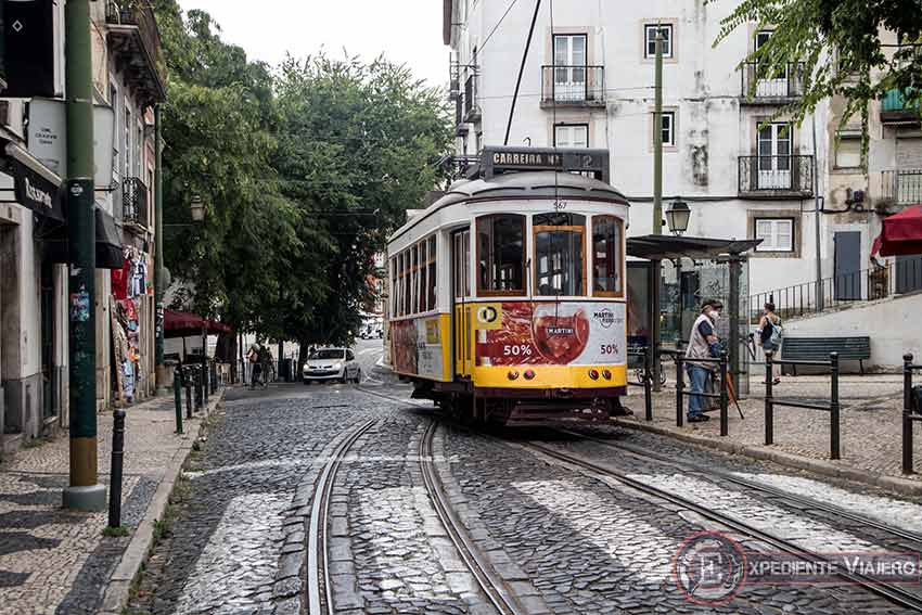 Coger un tranvía en el centro de Lisboa