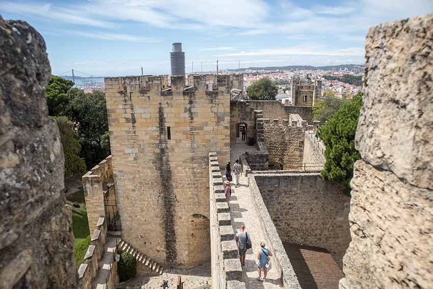 Vistas desde lo alto de una torre del Castillo de San Jorge