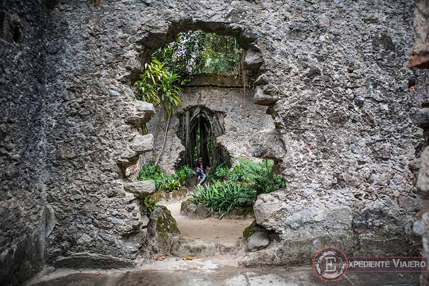 Interior de las ruinas de los jardines de Monserrate en Sintra (Portugal)