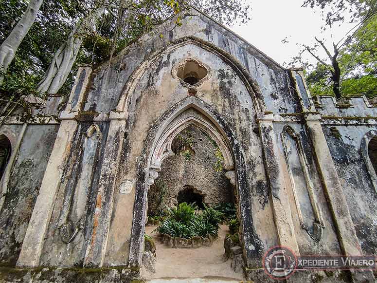 Ruinas en los jardines del Palacio de Monserrate en Sintra Portugal)