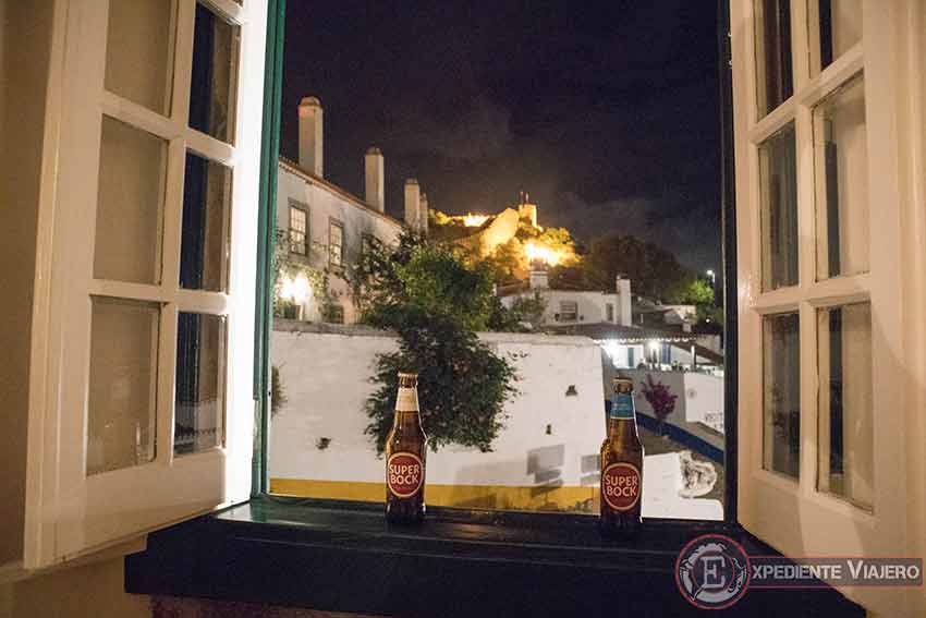 Tomando unas cervezas desde la habitación con vistas de Óbidos y su muralla