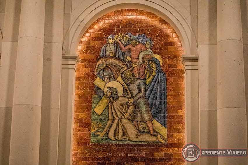 Escena iluminada de la Pasión de Cristo en el Santuario de Fátima