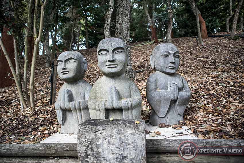 Pequeñas estatuas budistas del Buddha Eden en Portugal
