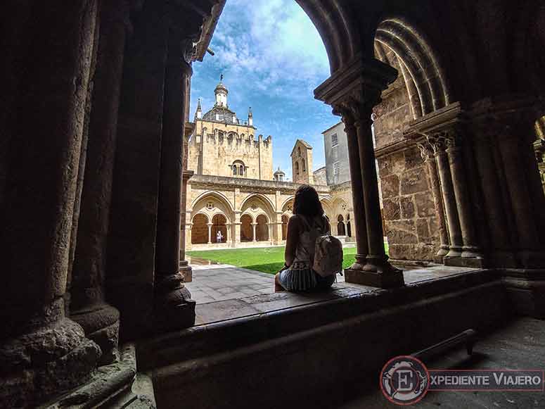 Ver el claustro de la Catedral Vieja de Coimbra en un día