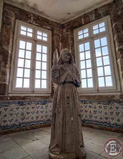 Estatua dentro del Palacio Real de la Universidad de Coimbra