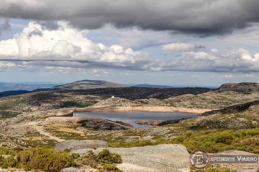 Lago junto a la carretera en la Sierra de la Estrella, el pico más alto de Portugal