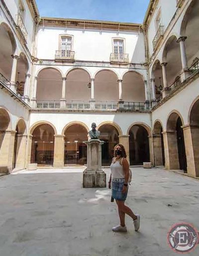Patio de la facultad de derecho en el palacio de la Universidad de Coimbra