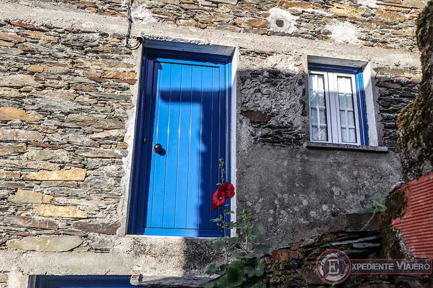 Puertas y ventanas pintadas de azul en Piódão