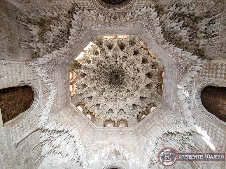 Sala de las Dos Hermanas en el Palacio de los Leones de la Alhambra