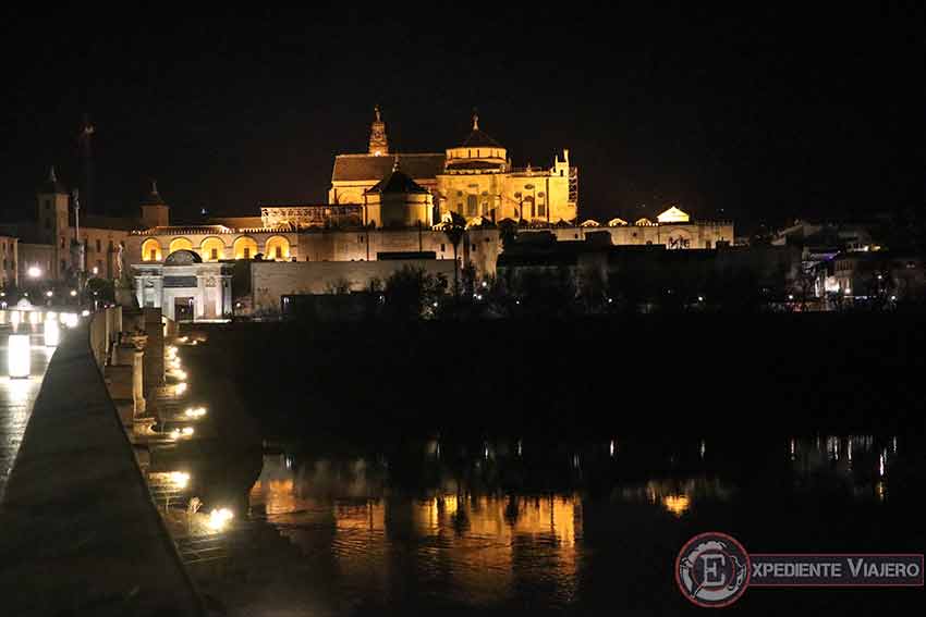 Vistas de Córdoba de noche desde el Puente Romano