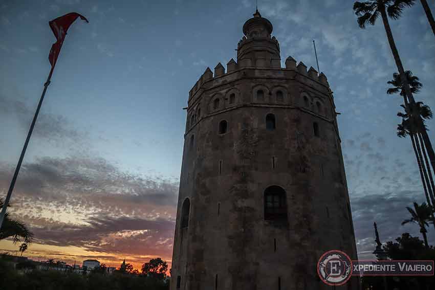 Atardecer en el Guadalquivir con la Torre del Oro