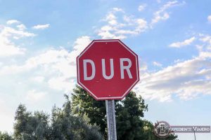 ¿Es seguro alquilar un coche en Turquía? señal de stop (