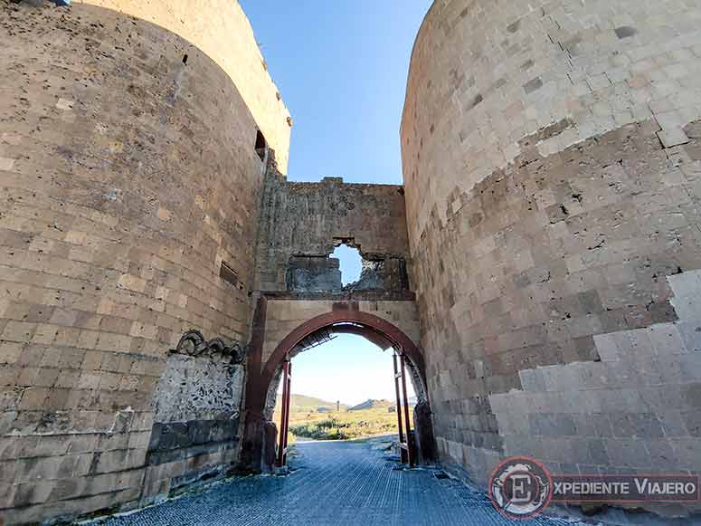 Puerta de la muralla de la ciudad de Ani junto a Kars (Turquía)