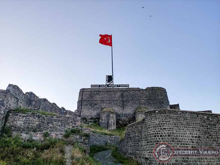 Frase y bandera en el Castillo de Kars (Turquía)