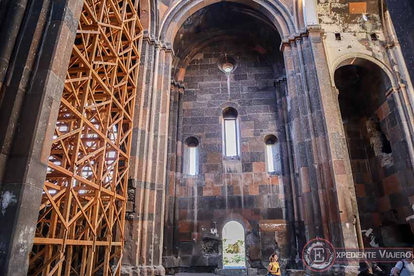 Interior de la Catedral de Ani junto a Kars (Turquía)