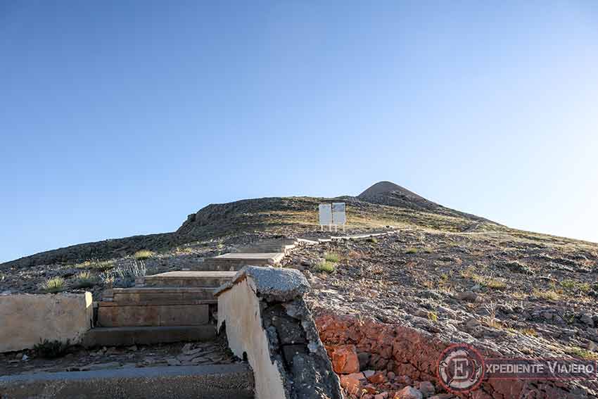 Escaleras para subir a la cima y visitar el Monte Nemrut