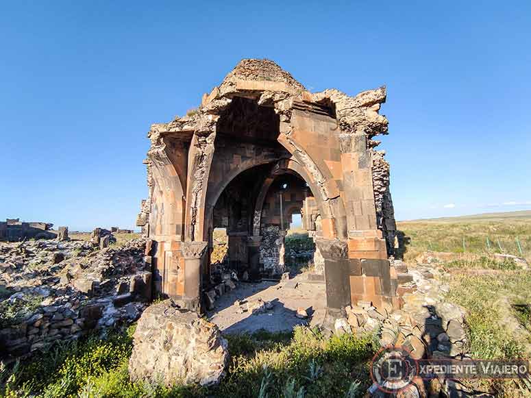 Iglesia de los Santos Apóstoles en la ciudad de Ani, junto a Kars (Turquía)
