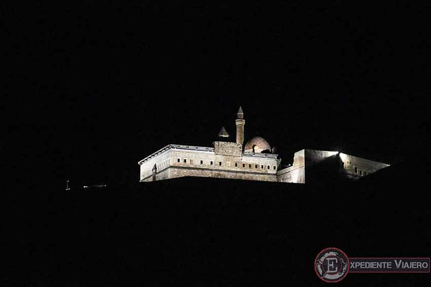 Palacio de Ishak Pasha por la noche