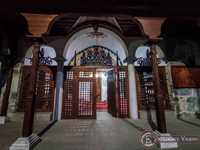 Puerta de la Mezquita Ortahisar Fatih Büyük en Trabzon, junto al Monasterio de Sumela