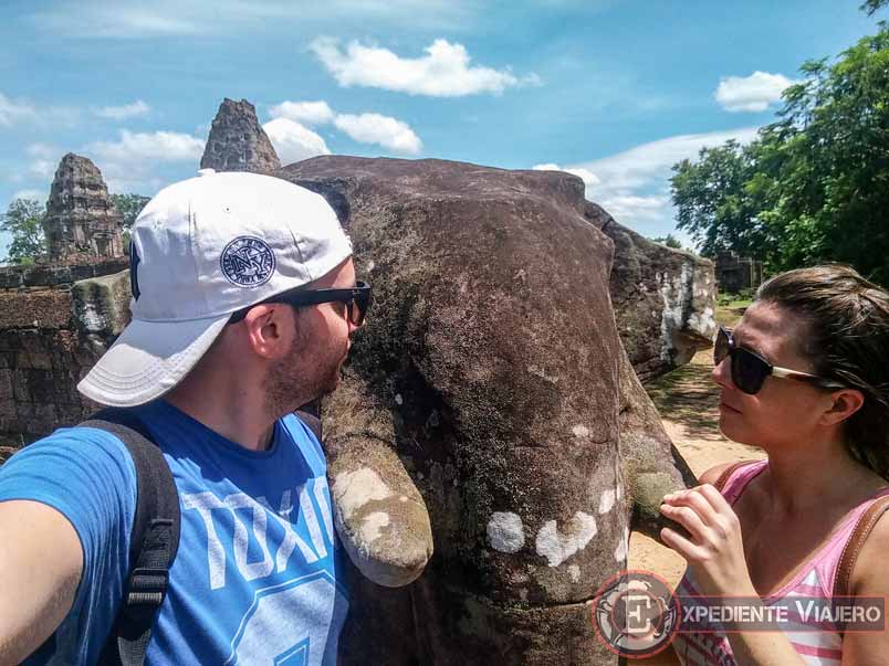 Foto con un elefante de piedra en el templo de Mebon Oriental de Angkor
