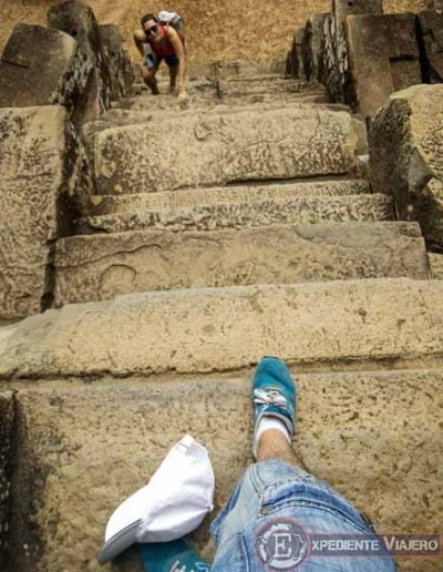 Subiendo o "escalando" las escaleras del templo de Ta Keo en Angkor