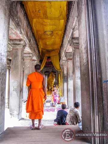 Foto de un monje budista en el templo de Angkor Wat