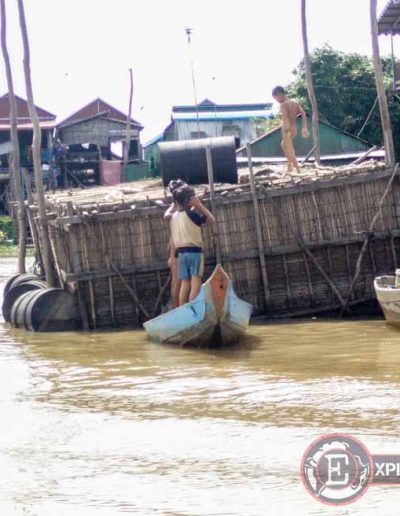 Qué ver en Siem Reap: niños jugando en el poblado flotante