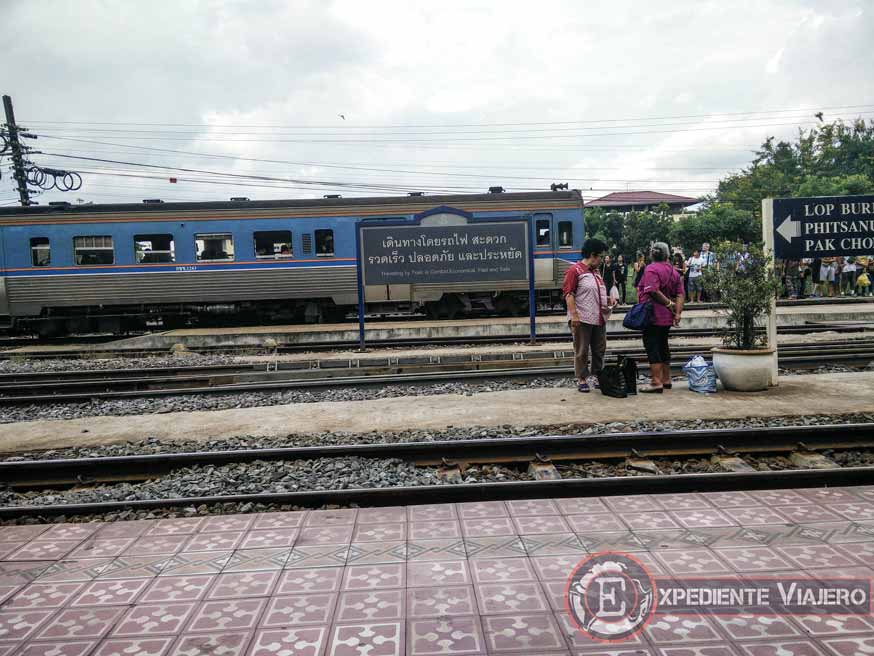 Andén de tren para ir de Ayutthaya a Sukhothai