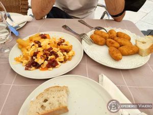 Comer en la Plaza Mayor de Segovia durante una visita de dos días
