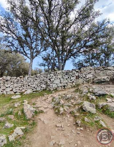 Muro de piedra al subir al mirador de Buitrago del Lozoya