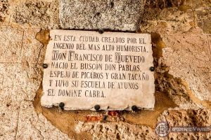 Qué ver en Segovia en dos días: cartel en honor a Quevedo en la Puerta de San Andrés